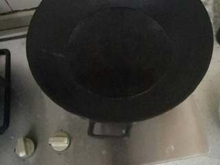 4、黑木耳炒鸡蛋～新手必学,锅内水烧开，加入黑木耳焯熟。能更快炒制成熟。