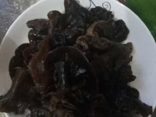 5、黑木耳炒鸡蛋～新手必学,黑木耳过凉水备用。