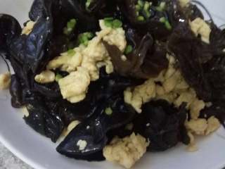 6、黑木耳炒鸡蛋～新手必学,锅内加油，烧开加入加水的蛋液后，改小火，慢慢至蛋液结块，后再加入少许油，然后加入黑木耳改大火炒制加入盐味精糖少许，炒制成熟后加入少许生抽。翻炒即可出锅。