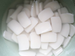 5、红糖年糕,煮软后捞出过凉水沥干。