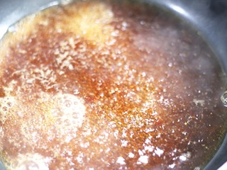 7、红糖年糕,煮至冒泡泡。