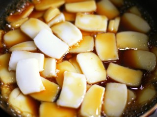 8、红糖年糕,加入年糕片迅速翻拌。