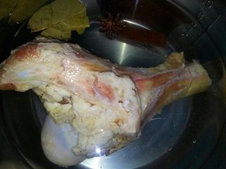 1、王氏冷面,牛骨头洗刷干净以后'放入锅内填上清水'加入香叶八角桂皮