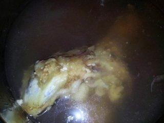 2、王氏冷面,把牛骨用电高压锅压40分钟左右'撇出浮末和浮油'放在一边晾凉