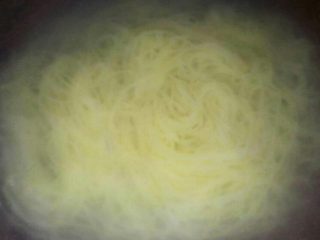 3、王氏冷面,另起锅把水烧开后将荞麦面下入锅中'滑散