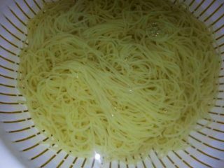 4、王氏冷面,一分钟后捞出'放入凉水中待用