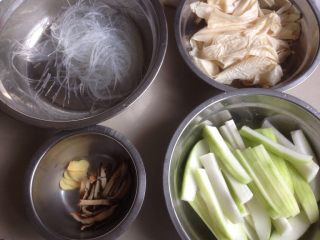 1、粉丝腐竹焖节瓜,粉丝和腐竹提前1个小时用清水浸泡浸软，香菇也提前浸泡开。节瓜去皮切条状，浸泡过的香菇切丝，腐竹切条。