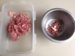 2、粉丝腐竹焖节瓜,瘦肉切丝细条，火腿切细条状。