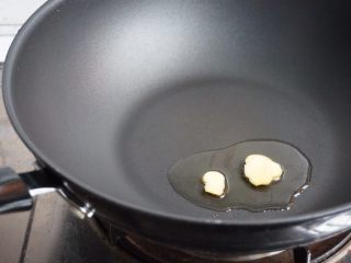 3、粉丝腐竹焖节瓜,锅里加油，烧热加入姜片。