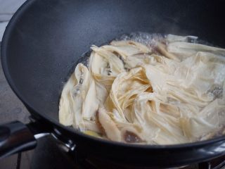 5、粉丝腐竹焖节瓜,倒入水加腐竹，水一定要没过腐竹，加火腿、盐、料酒，盖上锅盖，焖煮40分钟左右，焖的时间长一些，腐竹才软。