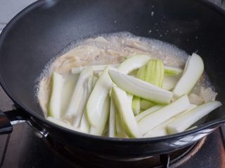 6、粉丝腐竹焖节瓜,加节瓜煮3分钟左右。
