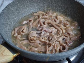 10、粉丝腐竹焖节瓜,炒至变色后，加一点点水，加盖煮熟。