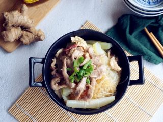 11、粉丝腐竹焖节瓜,将炒好的瘦肉丝放在粉丝节瓜上即可。