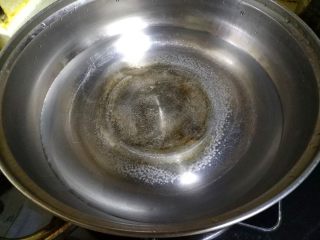 3、虫草花煲排骨,小锅加入清水，把清水烧开。