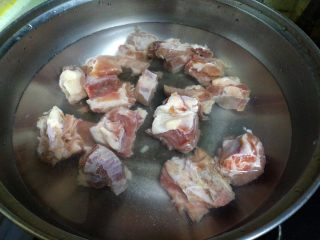 4、虫草花煲排骨,小锅加入清水，把清水烧开。