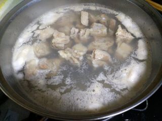5、虫草花煲排骨,小锅里把排骨煮沸，去掉煮排骨时的泡沫。