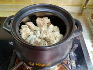 7、虫草花煲排骨,把排骨倒入砂锅里，大块的骨头放在下面，小的放在上面。