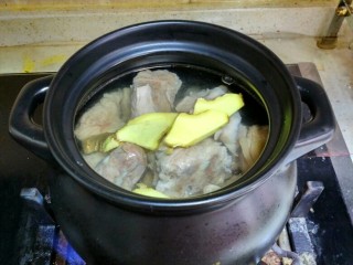 8、虫草花煲排骨,砂锅中注入适量的清水。清水要多加一些不要中途加水。把生姜洗净，改打成片状。