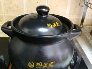 13、虫草花煲排骨,把砂锅盖盖上，大火转小火慢慢煲40分钟。