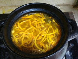 14、虫草花煲排骨,排骨汤煲好后，放一点盐即可食用。