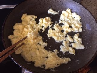 1、荞麦韭菜盒子,热锅，放入少许油，倒入打散的鸡蛋，迅速、划散，关小火。