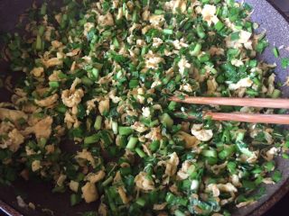 3、荞麦韭菜盒子,加入少许的盐和味极鲜，翻炒，均匀，关火，待凉；