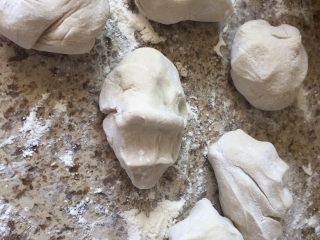 5、荞麦韭菜盒子,分成6个大小均等的小剂子；加点生面，揉匀；