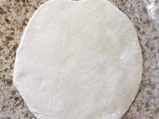 6、荞麦韭菜盒子,擀面杖，擀成大圆；边缘薄点；