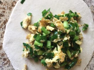 7、荞麦韭菜盒子,放入事先炒好的馅料；