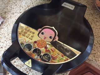 11、荞麦韭菜盒子,启动开关，盖上盖子，就可以了；