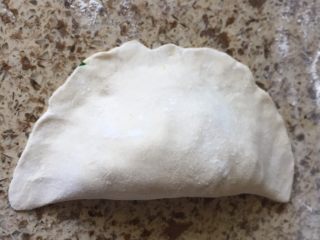 8、荞麦韭菜盒子,像包饺子一样，折回来，边缘压扁平；