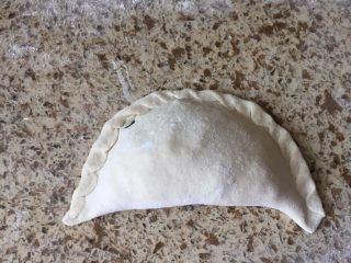 9、荞麦韭菜盒子,折出花边的形状；