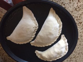 10、荞麦韭菜盒子,依次做好其余的，电饼档，刷少许油，放入做好的韭菜盒子胚；