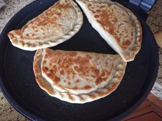 12、荞麦韭菜盒子,煎至两面都金黄，就可以出炉啦；