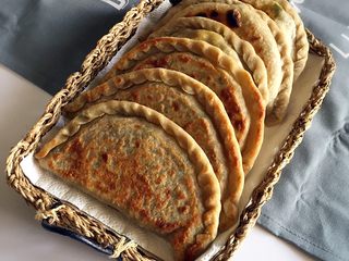 13、荞麦韭菜盒子,铺上吸油纸，吸去多余的油分，好吃的荞麦韭菜盒子就可以开吃了；