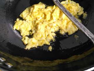 3、西红柿鸡蛋面,将炒好的鸡放在碗里，继续炒西红柿，炒西红柿时可加入少于水便于出汁