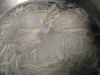 6、西红柿鸡蛋面,另起一口锅煮面条。这个需要在炒鸡蛋的同时做