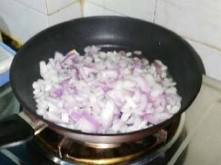 3、鸡肉番茄芝士焗饭,放入洋葱炒香