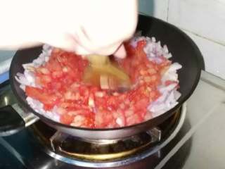 4、鸡肉番茄芝士焗饭,放入番茄