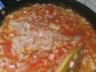 5、鸡肉番茄芝士焗饭,放入火腿肠，鸡肉