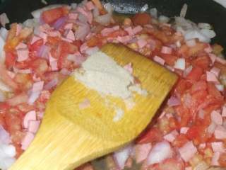 6、鸡肉番茄芝士焗饭,放入胡椒粉，盐，炒至浓稠