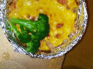 8、鸡肉番茄芝士焗饭,烤箱200度，十分钟，烤至芝士融化，放入花菜(水煮熟就行)，成功！