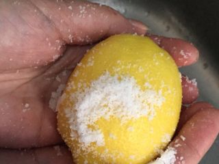 1、柠檬膏,用盐在柠檬表皮搓洗三分钟，搓好用清水冲洗干净