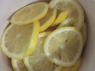 2、柠檬膏,把柠檬切成薄片，把籽掏掉，然后整齐放到炖盅里