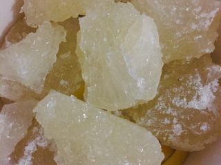 3、柠檬膏,在柠檬上放上冰糖，尽量把冰糖弄小块点，然后插上电，开炖