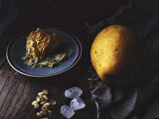 1、清热养颜的 皂角米银耳雪梨汤,准备材料