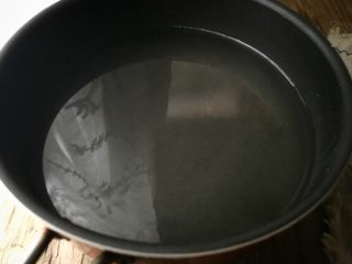 10、清热养颜的 皂角米银耳雪梨汤,锅内放入多半锅的水