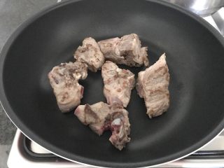 7、木瓜炖蟲草花肉骨汤,煸至表面金黄锅里冒烟，