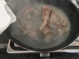 8、木瓜炖蟲草花肉骨汤,加入开水，