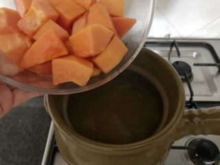 16、木瓜炖蟲草花肉骨汤,到肉骨的鲜味完全释放出来后，将木瓜加进来，